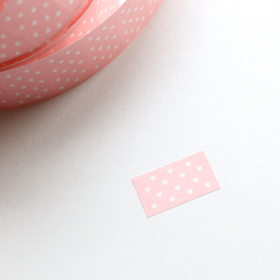 Label sticker with pink background and white dots.